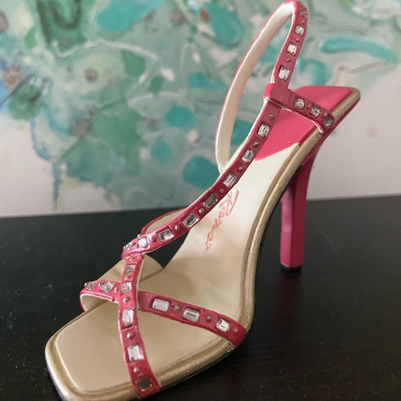 Just the right shoe by Raine - Picture 5 of 5